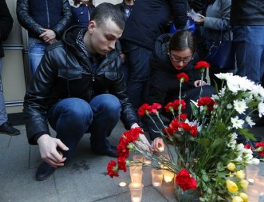 Επίθεση Αγ. Πετρούπολη: Εκατοντάδες Ρώσοι αφήνουν λουλούδια σε πολλά σημεία της πόλης (φωτό)